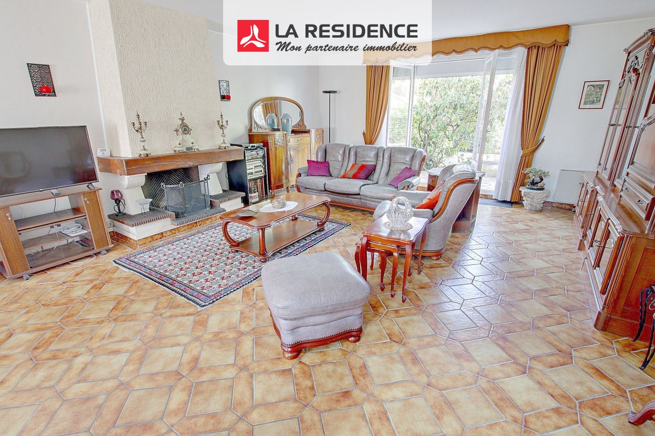 Maison à vendre à Le Mesnil-Saint-Denis, 6 pièces, 135 m2